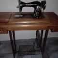 Vendo maquina de coser antigua en buen estado, falta ponerla a punto; Alacena de radal; microondas. Cel.: 154714079.